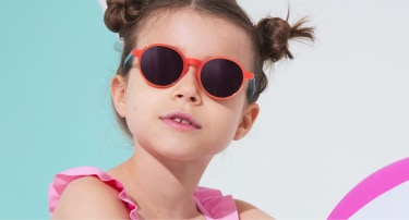 Petite fille portant lunettes de soleil