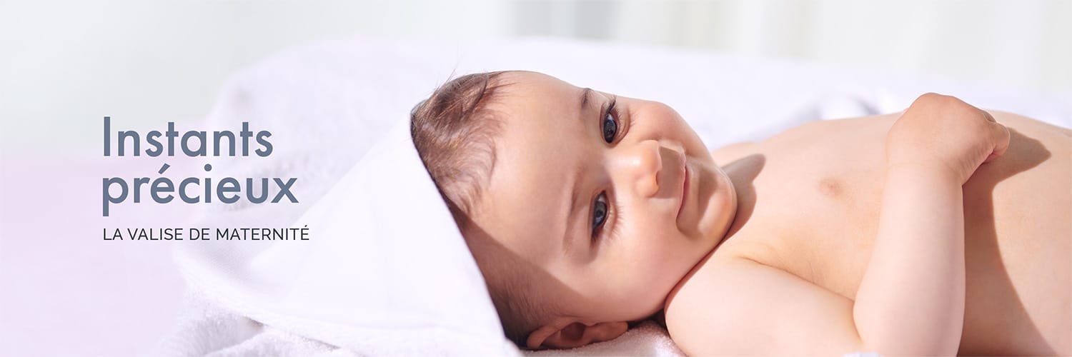 Tendre moment de la maman avec son bébé