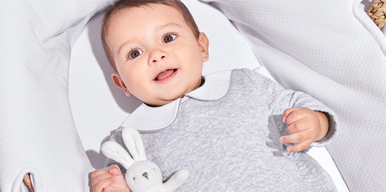 Maman veille sur son bébé garçon