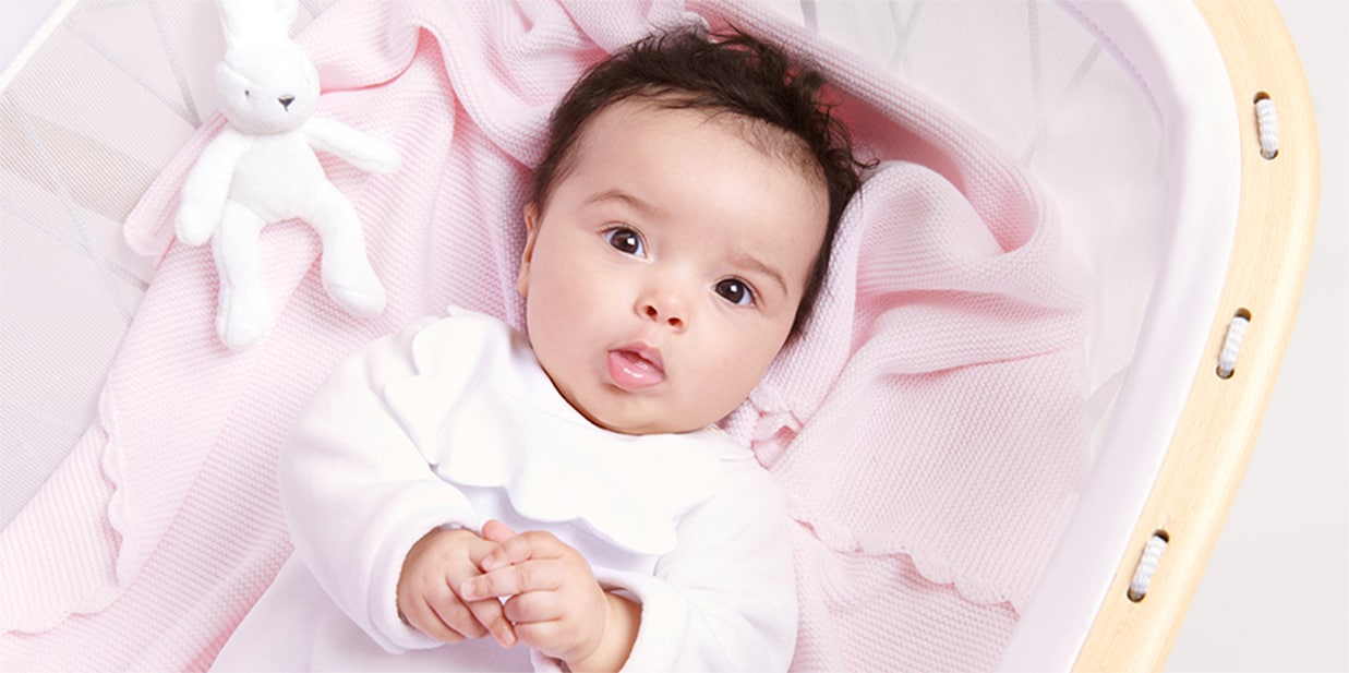 Maman veille sur son bébé fille